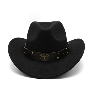 Détail d'un chapeau de cowboy en feutre noir avec bande en cuir, clous bronze et badge taureau