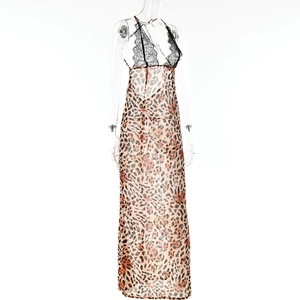 Nahaufnahme von sexy Leopardenkleid mit aufwendigen schwarzen Spitzen-Details am Ausschnitt