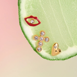 Lot de trois boucles d'oreilles en acier inoxydable avec lèvres rouges, croix et cœur