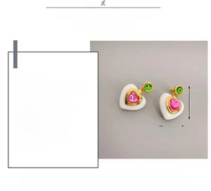 Detailed product information of heart-shaped earrings with resin and pink gemstones
