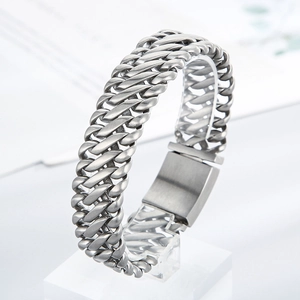 Détail d'un bracelet gourmette argenté à double rangée avec finition brossée et fermoir