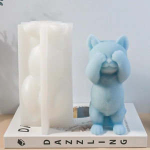 Moule en silicone avec chat mignon sur livre montrant la texture et la taille