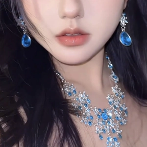 Luxurious silver jewelry set with blue pear-cut zircon necklace and matching earrings