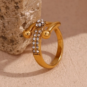 Vista dettagliata di un anello asimmetrico placcato oro 18K con strass su pietra naturale