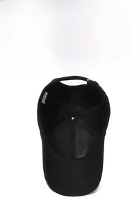 Vue détaillée de l'intérieur d'une casquette en coton avec coutures et sangle réglable