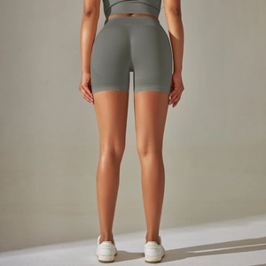 Détail du short de yoga sans couture à taille haute avec design push up et texture respirante