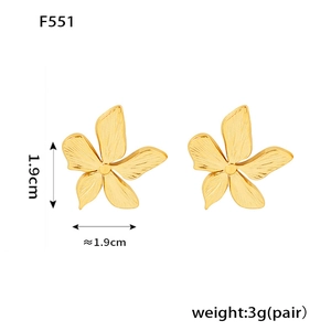 Detailed view of gold flower stud earrings with size 1.9cm and weight 3g specifications