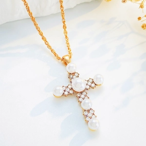Luxuriöse goldene Kreuzkette mit großen weißen Perlen und glitzerndem Kristalldetail