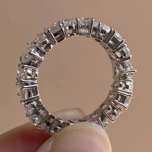 Elegante anello eternity in oro 14K con pietre di zircone taglio rotondo e finitura argento