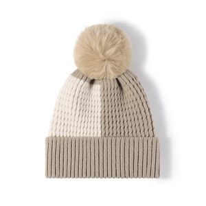 Bonnet d'hiver en grosse maille torsadée avec grand pompon en fausse fourrure beige