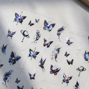 Pegatinas 3D en relieve de mariposa para uñas con detalles holográficos de perla y luna