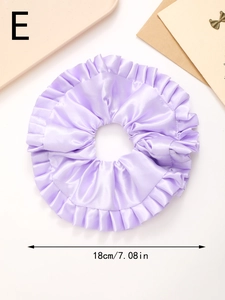 Détail d'un grand chouchou en satin violet de 18 cm avec design à volants