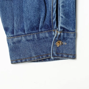 Chemise en jean bleue avec bouton élégant en tête de léopard dorée sur le poignet