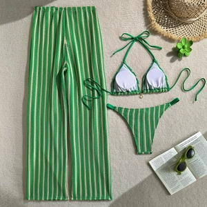 Mise à plat d'un ensemble de maillot de bain crochet trois pièces à rayures vertes