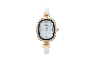 Détail du cadran ovale de montre à quartz avec lunette en cristal et motif marbre