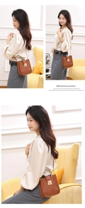 Détail du mini sac bandoulière marron motif litchi avec une boucle en métal doré