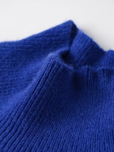Gros plan sur le tissu en maille bleu roi montrant la texture douce et les coutures