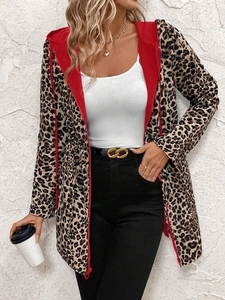 Detail der Leoparden-Kapuzenjacke mit rotem Futter und Schnalle am Metallgurtel