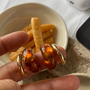 Retro resin C-shaped hoop earrings in amber and gold for a minimalist autumn style