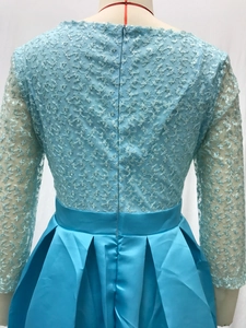 Vue détaillée du dos d'une robe de soirée bleu clair avec manches en dentelle et jupe en satin