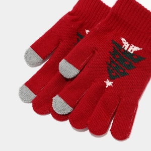 Details der roten Weihnachts-Strickhandschuhe mit Touchscreen-Fingern und Baummuster
