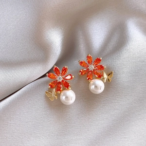 Boucles d'oreilles fleur avec cristaux orange, papillon doré et pendentif perle blanche