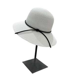 Chapeau de soleil minimaliste en paille beige avec large bord et nœud en cuir noir