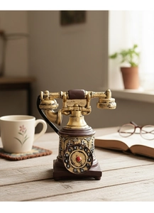 Decoración de teléfono vintage de resina con tallados barrocos dorados en mesa madera