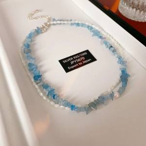 Détail du collier double rang avec perles d'eau douce et pierres d'aigue-marine