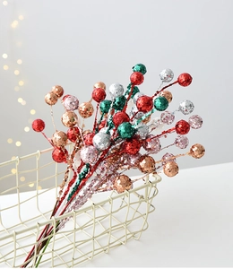 Tiges de baies de Noël scintillantes aux couleurs variées dans un panier métallique