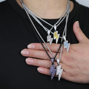 Collier pendentif éclair hip-hop avec pierres de zircone sur chaînes torsadées