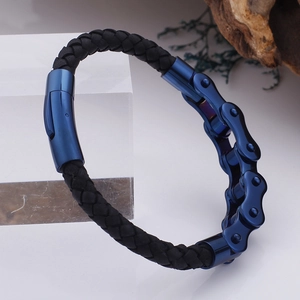 Detail eines schwarzen Lederarmbands mit blauer Fahrradkette und Magnetverschluss