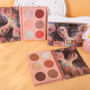 Gedetailleerde close-up van het zeskleurige blushpalet met rozenreliëf en bloemenverpakking