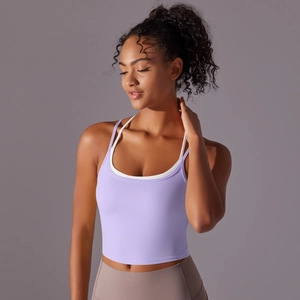 Détail d'un soutien-gorge de sport double couche violet clair avec bretelles blanches