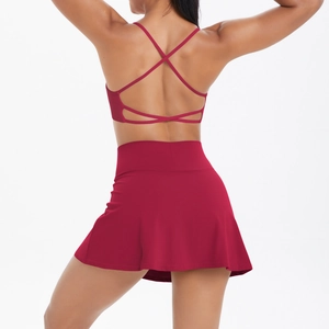 Détail du dos croisé du soutien-gorge de yoga bordeaux et jupe de sport assortie