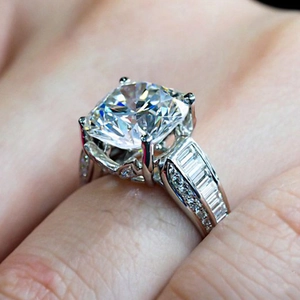 Anello di lusso con zircone bianco, grande pietra centrale e pietre laterali baguette