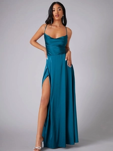 Détail de la robe en satin dos nu bleu foncé montrant la texture soyeuse et la fente