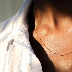 Collana chic in acciaio inossidabile dorato con catena a sfere e nodo tondo da donna