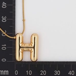 Detailed size measurement of a gold 3D puffy H letter pendant showing 25mm dimensions