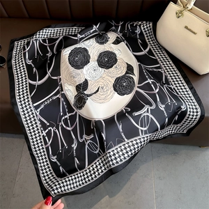 Carré de soie vintage noir et blanc avec motif camélia, mors de cheval et pied-de-poule