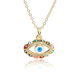 Makro-Detail des 18K vergoldeten Evil Eye Anhängers mit bunter Emaille und Zirkonsteinen