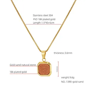 Détail macro du pendentif carré en pierre de sable doré sur chaîne en acier doré 18K
