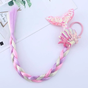 Dettaglio elastico per bambine con coda di sirena rosa e parrucca a treccia colorata