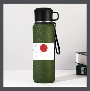 Detail of 316 stainless steel flask with dark green frosted texture and black handle lid