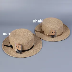 Détails des chapeaux de paille beige et noir avec rubans décoratifs et boucles élégantes