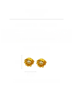 Detailed view of scallop pearl earrings with 2.7cm size and 25g weight specs