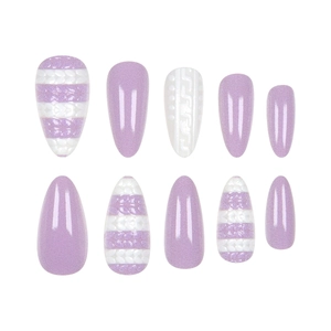 Faux ongles amande violets et blancs avec texture tricot 3D et finition mate rayée