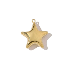 Vue macro d'un pendentif étoile doré en acier inoxydable pour bijoux DIY