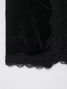 Detailansicht von elegantem schwarzem Samtstoff mit filigranen Spitzenverzierungen