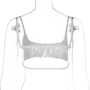 Détail du crop top en tricot gris montrant la texture côtelée et les fines bretelles